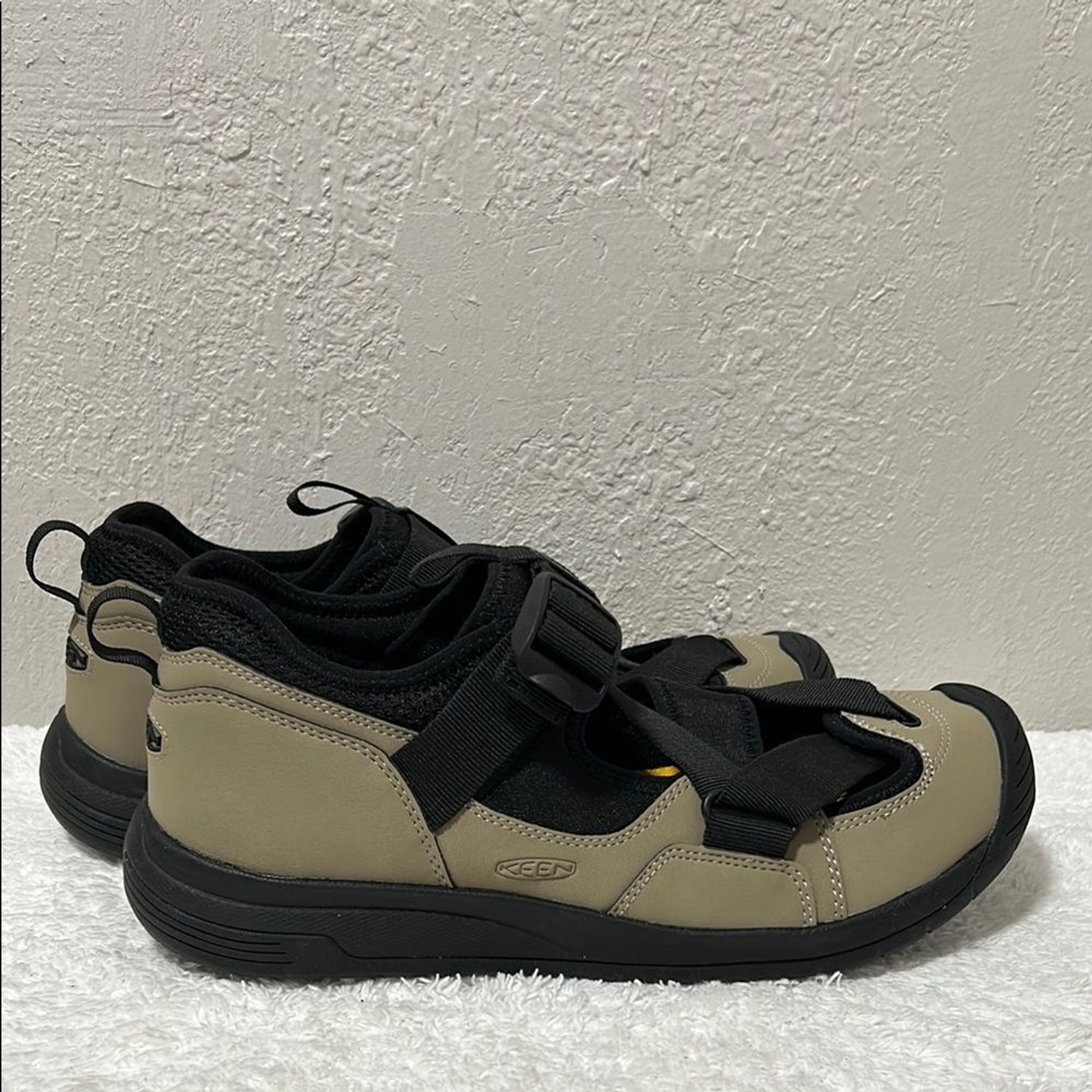 Sandali da trail Keen da uomo taglia 10 Zerraport punta chiusa in Timberwolf nero