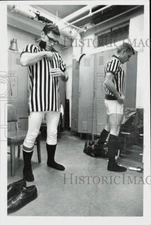 1978 Press Photo Referees get dressed in a locker room - lra47357