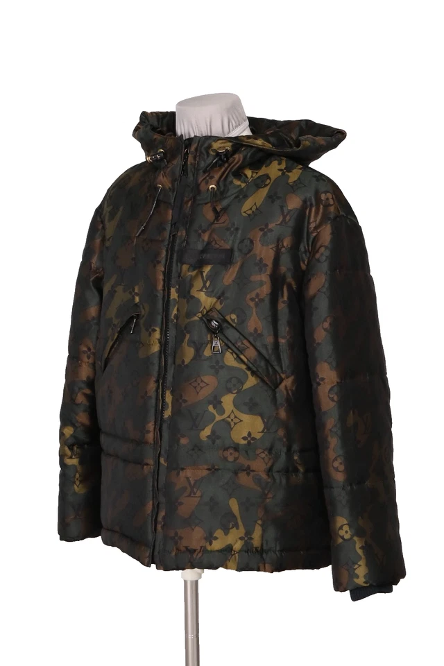 7686/LOUIS VUITTON CHAQUETA CAMOFLAGE DE NAILON Y SEDA PARA NIÑOS con CAPUCHA talla 8 años Foto 2 de 4