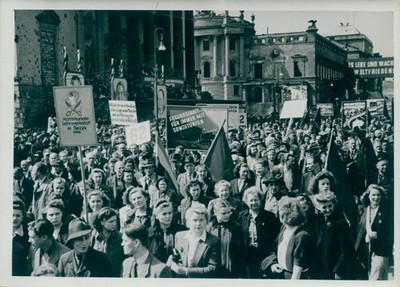Photo Schirner Berlin, 1. May celebration of the GDR in the Berlin Lustgarten,... - 10364625
