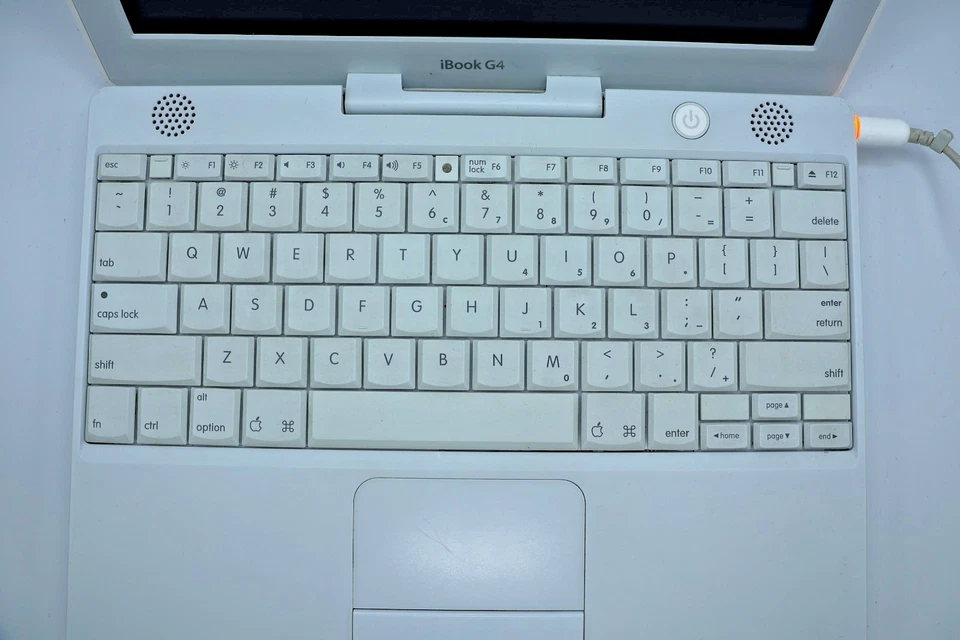 Apple iBook G4 1.33 GHz - 1gb ram - 512 MB hdd Mac OS X 10.5- A1133 - Image 3 of 4