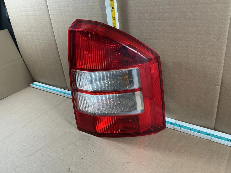 Luz trasera lateral derecha/pasajero Jeep Compass 2007-2010 OEM Foto 2 de 4