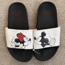 Youth Size 4, Women s Size 6, Minnie And Mickey Mouse Slides Kissing Worn Once