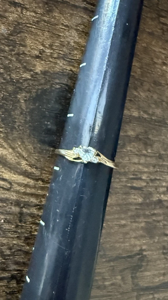 10K Gold Band Solitaire CZ HEART Ring SZ 7 3/4 with 2 additional stones - Image 4 of 4