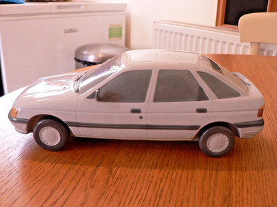 EIN SCHÖNES SELTENES LLADRO 7507 ''1990 FORD ESCORT (BLAU/GRAU)'' MODELL. MIT PAPIEREN