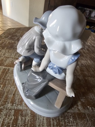 VTG Lladro Porcelain Spain “Try This One” Girl Boy Shoes Figurine #5631 Gift - Picture 6 of 18