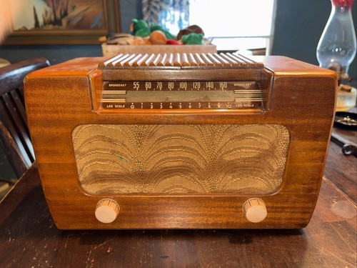 Vintage 1946 FARNSWORTH Radio Model ET-067 Tabletop Tube Broadcast Radio