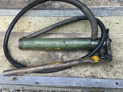 GREENLEE 1726 Large Capacity Manual Hydraulic Hand Pump - 10,000 psi w/ Hose