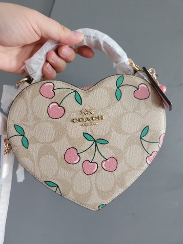 Coach Herz Umhängetasche aus charakteristischem Canvas mit Herz Kirschmuster CE653