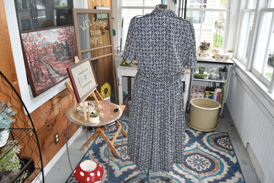 1980s Leslie Fay Graphic Pleated Dress Silver Buttons Elastic Waist Blue Sz. M/L - Image 3 of 4