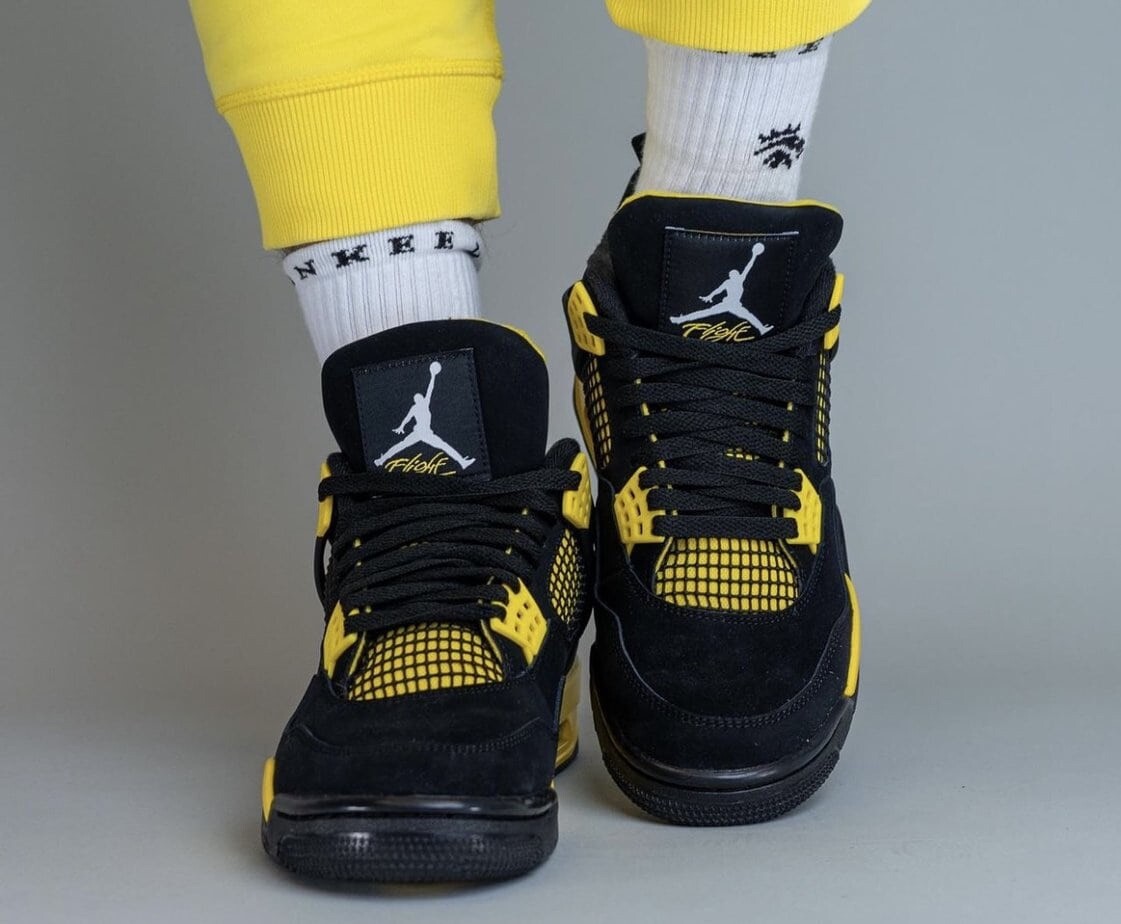 Air Jordan 4 Retro Thunder Black & Tour Yellow Sneakers • Men\'s 7 Collectable ?2023 NIKE AIR JORDAN 4 THUNDER RETRO TOUR YELLOW BLACK OG  main image 4