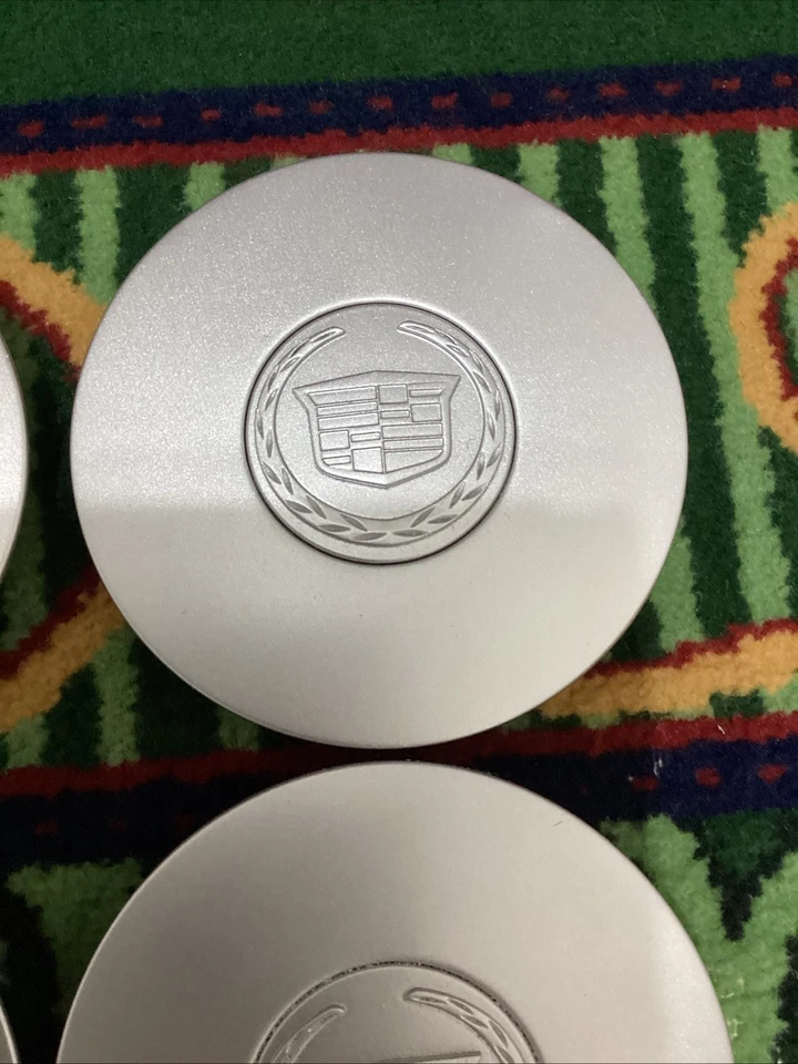 Tapa central 96-01 Cadillac Deville Seville OEM P/N 9594600 repintada plateada 4 un. Foto 4 de 4