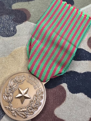 Italian Republic War Badge 1940 / 1943 With Certificate Commemorative Medal