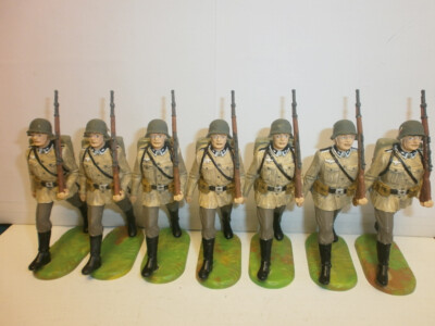 4. Convolute 7 Old Elastolin Plastic Soldiers To 3in Marschzug 2.WK