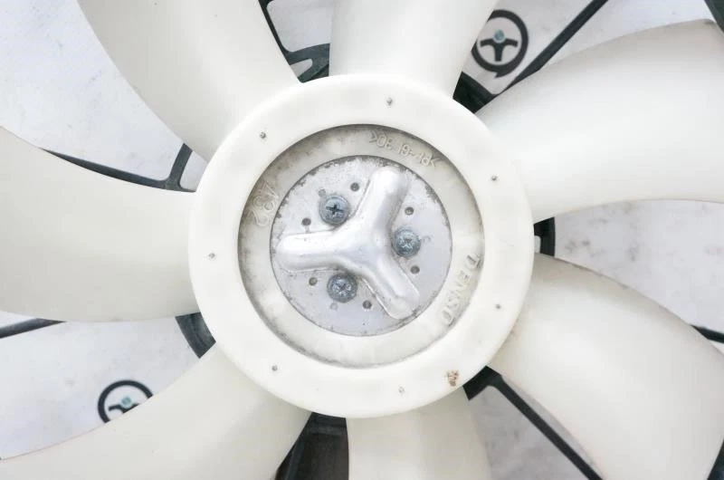 Conjunto de motor ventilador condensador Honda CR-V 2007-2009 38615-RZA-A01 OEM Foto 2 de 4