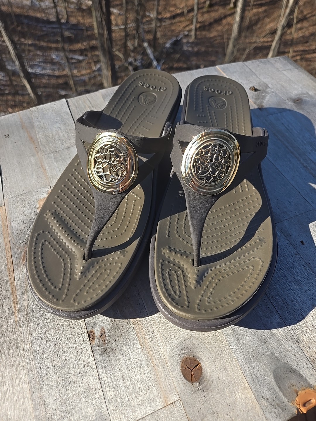 Crocs Sanrah Wedge Sandals Womens 11 Brown Gold Medallion Comfort Flip Flop