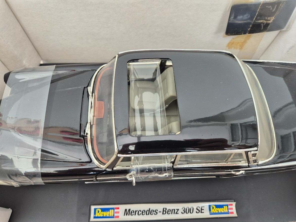 Mercedes-Benz 300 SE Berline 1/18 Revell - Bleu Métallisé Toit Blanc - Miniature Collection