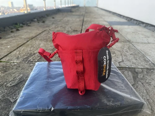 Pochette col suprême rouge FW20