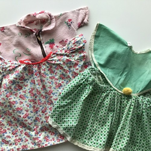 Vintage Hecho a Mano Bebé Muñeca Ropa Alimentario Vestido Franela Novedad Estampado Vestido - Imagen 8 de 8