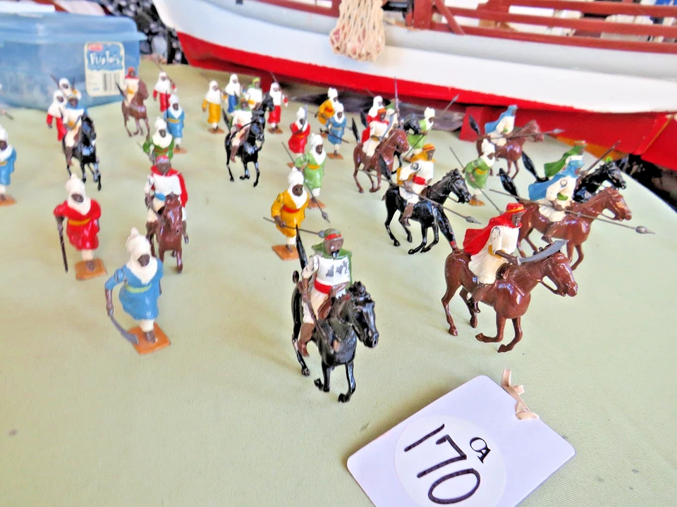 LOTE DE 30+ SOLDADOS ÁRABES GUERREROS DEL DESIERTO BRITÁNICOS PLOMO JINETES Y PIES #170 Foto 2 de 4