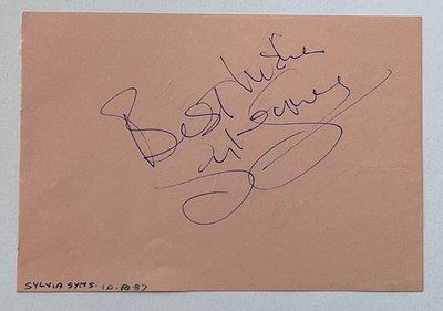 SYLVIA SYMS (eiskalt in Alex) original handsignierte Signatur auf Albumseite.
