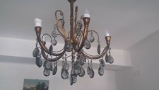Lampadari a bracci anni 50 in bronzo dorato con gocce in cristallo grigio