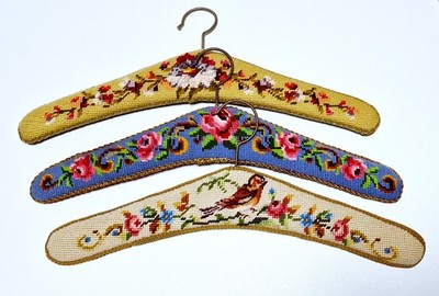 Vintage 3 St. Kleiderbügel mit Kreuzstich Stickerei - Brokatborte - hinten Samt