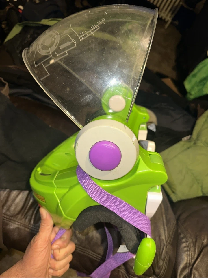 Casco armadura guardabosques espaciales luces y sonidos Toy Story 4 Buzz Lightyear Foto 3 de 4