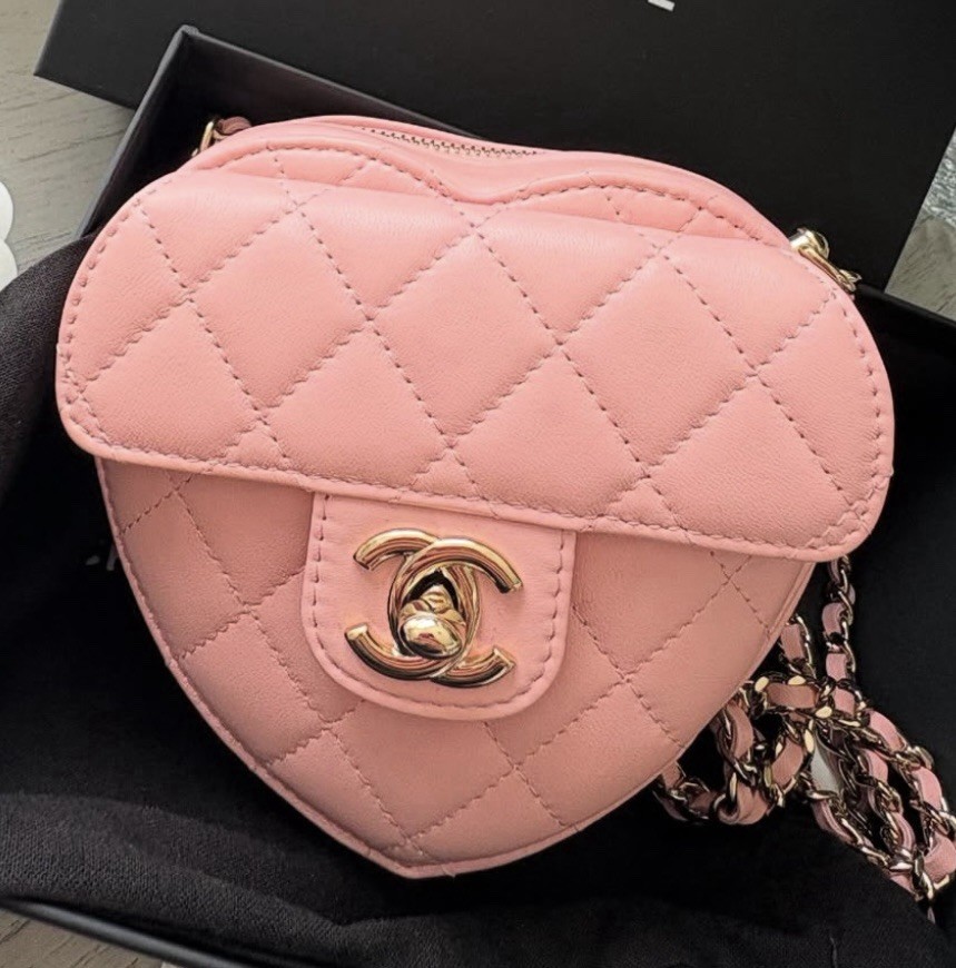 Auth BNIB Chanel 25B Small Heart Bag Pink Lambskin Clutch With