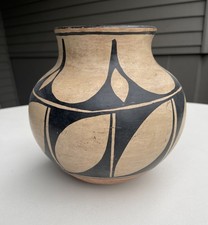 Kewa Pueblo Pot Santo Domingo Black and Ivory 9