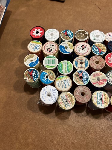 VINTAGE LOT 37 SEWING THREAD SOME WOOD SOME PLASTIC. ALL HAVE THREAD. - Picture 3 of 5