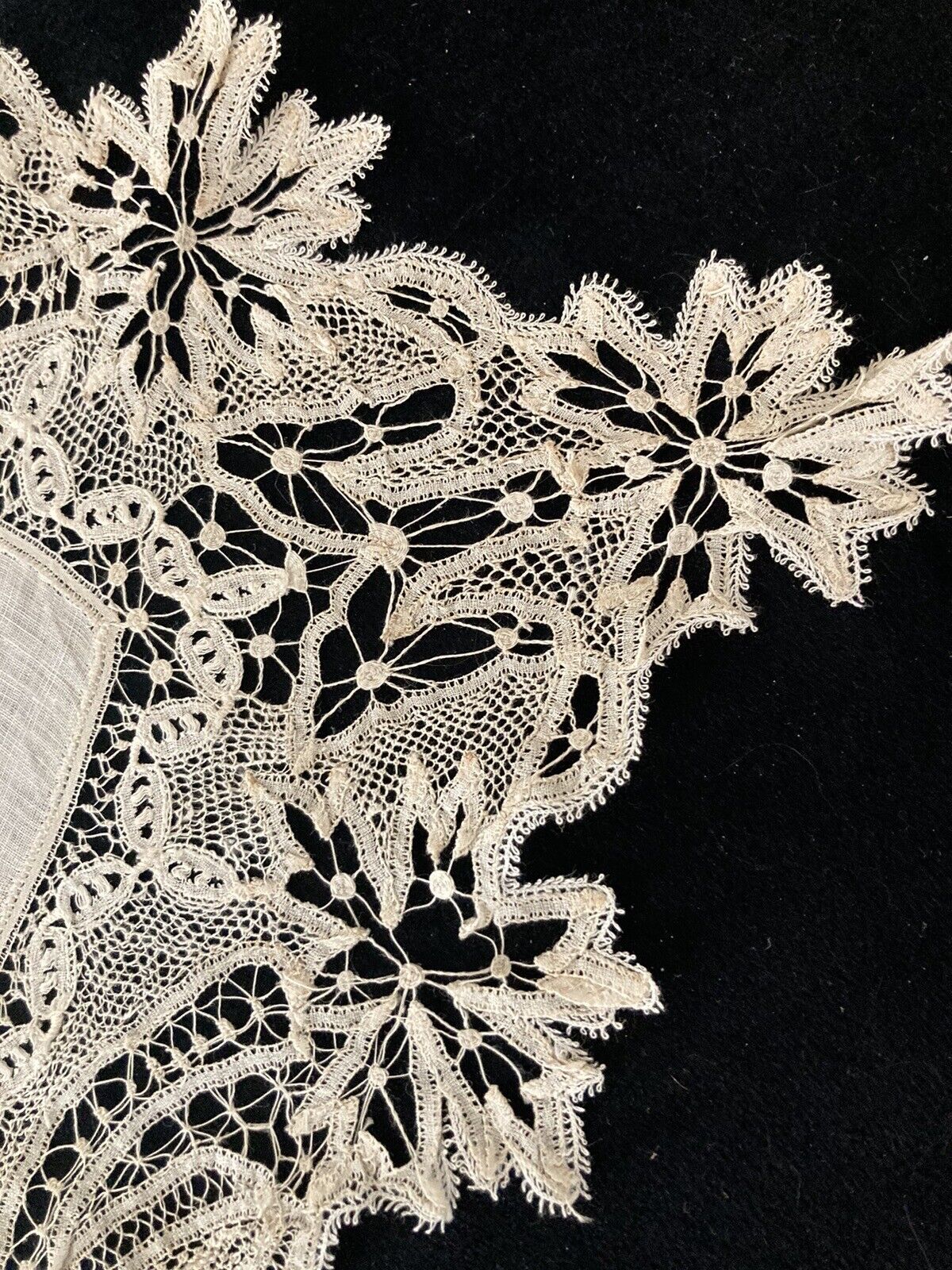 Exquisite Victorian  Hand Embroidered  Antique Li… - image 3