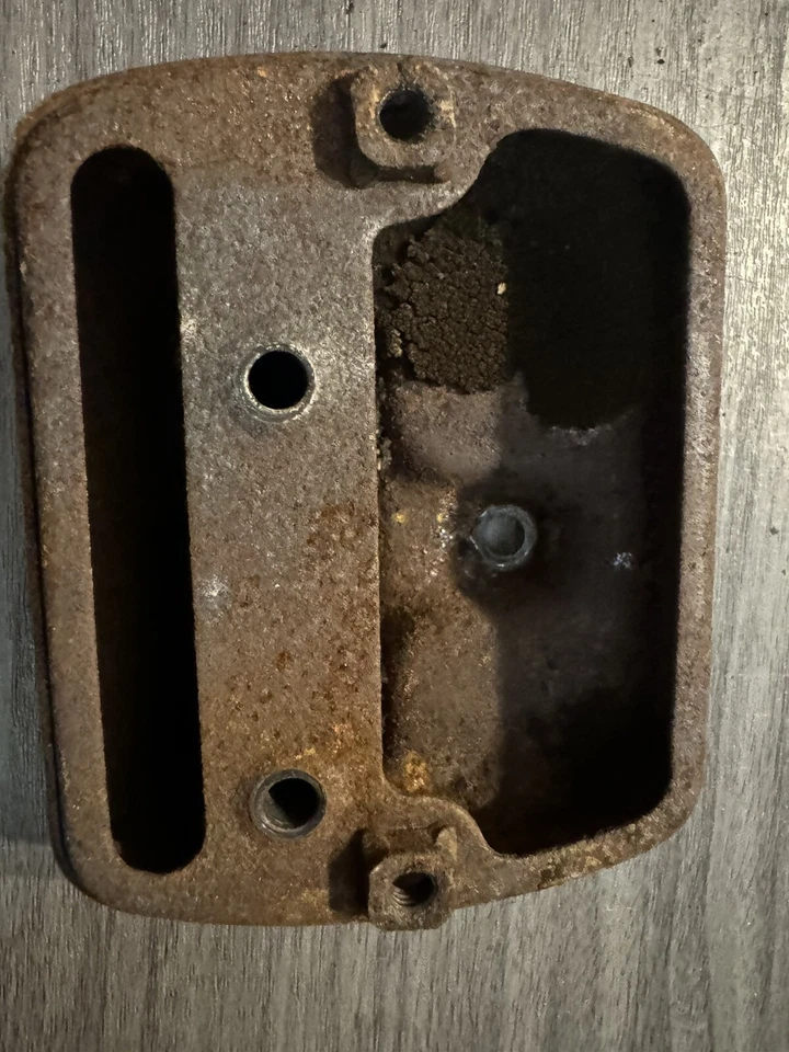 John Deere 50V Chainsaw OEM Muffler Assembly-Used.  Includes Gasket And 5 Bolts. Foto 3 de 4