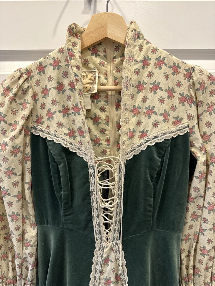 Vestido Vintage Años 70 Gunne Sax Verde Terciopelo y Marfil Blanco Floral Corsé Foto 2 de 4