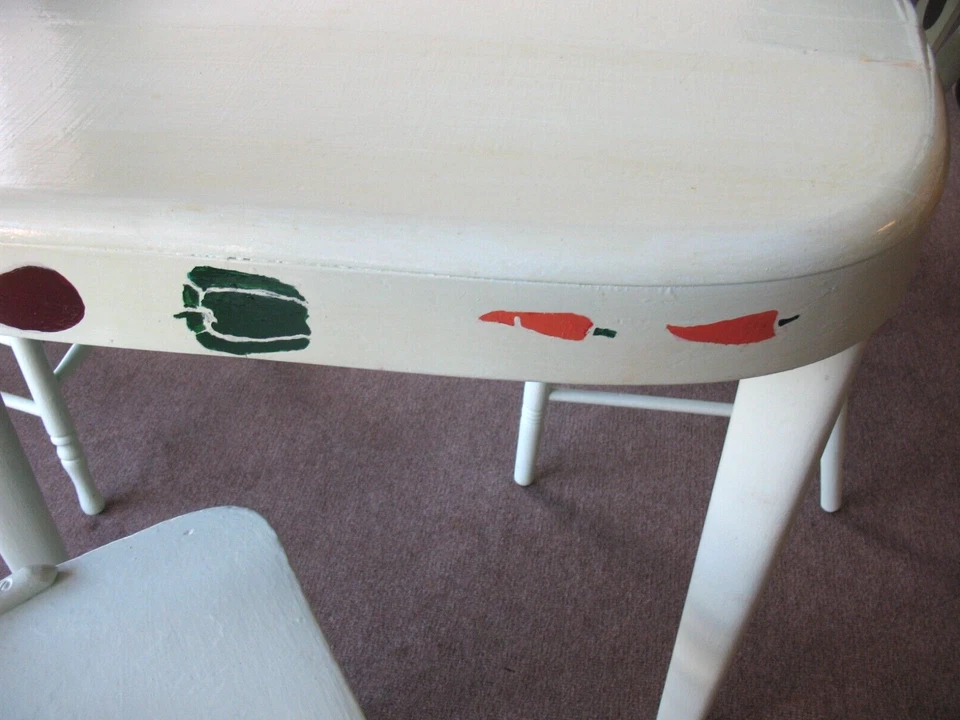 MESA Y SILLAS DE COCINA ART DECO DE MEDIADOS DE SIGLO ACABADO VERDE AZULADO CON PLANTILLAS Foto 4 de 4