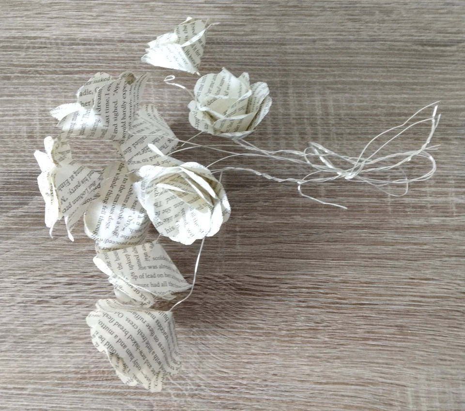 Rosas de papel marfil - Ramo de rosas de color marfil - Páginas de libro recicladas Foto 2 de 3