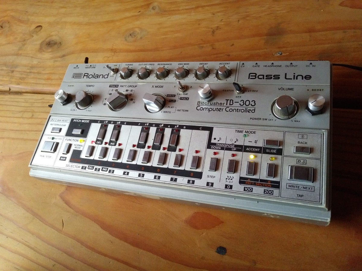 TB-303型のUSBメモリー I LOVE ACID ローランド Roland ロンドンのパーティー「I Love Acid」がTB-303型USBに収録した