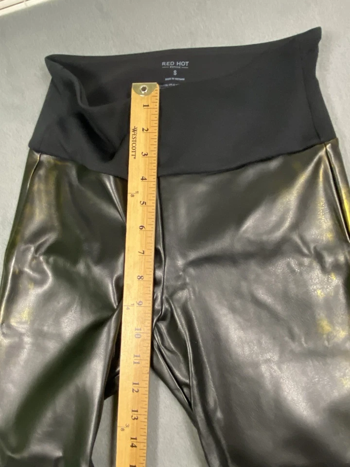 Leggings de couro sintético Spanx vermelha em excelente estado usado preta com ouro tamanho P esposa mob balancim - Imagem 4 de 4