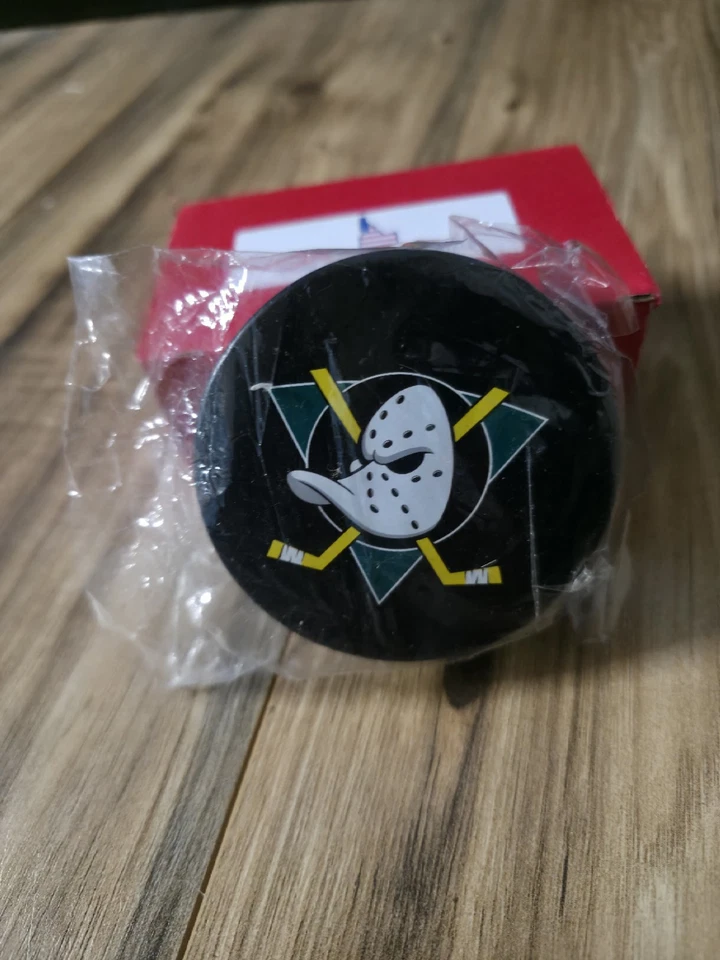 Disco de hockey de recuerdo suave exprimible Mighty Ducks of Anaheim MD SOCAL HOCKEY  Foto 4 de 4