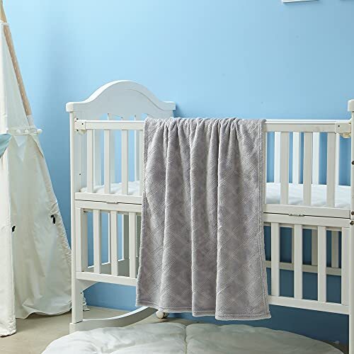Comfy Small Plush Flannel Fleece Throw Blanket for Infant Girls and Light Grey - Bild 5 von 7