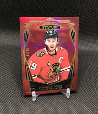 2022-23 UD SPx STATURE Jonathan Toews /25 RED DESIGN VARIATION COLOR MATCH SSP!