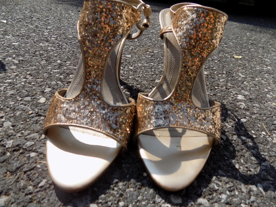 Sandalias ELLEN TRACY Metálicas Dorado Brillo Elegante 4" Tacones Correa en T Tirantes 10 Foto 2 de 4