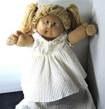 Cabbage patch kid beige hair 1985 with doll clothes
