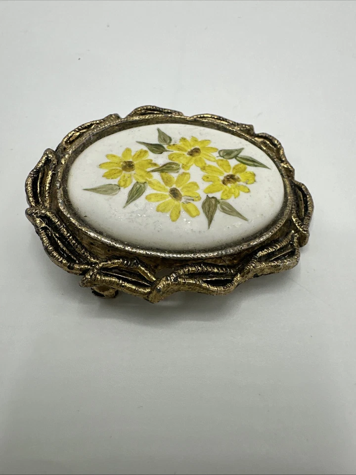Broche Colgante Amarillo Estilo Camafeo Floral Pintado Porcelana Enmarcada Tono Dorado De Colección Foto 3 de 4
