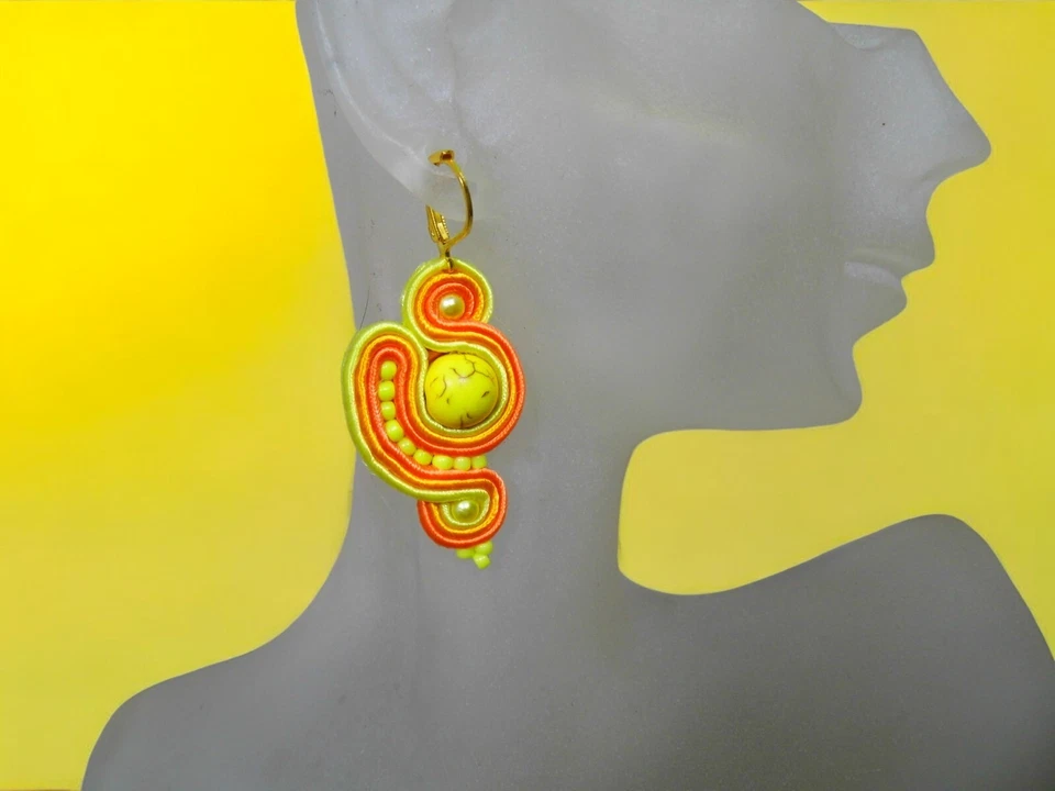 Rosa Ohrringe, hergestellt in Soutache-Technik, handgenäht. - Bild 2 von 4