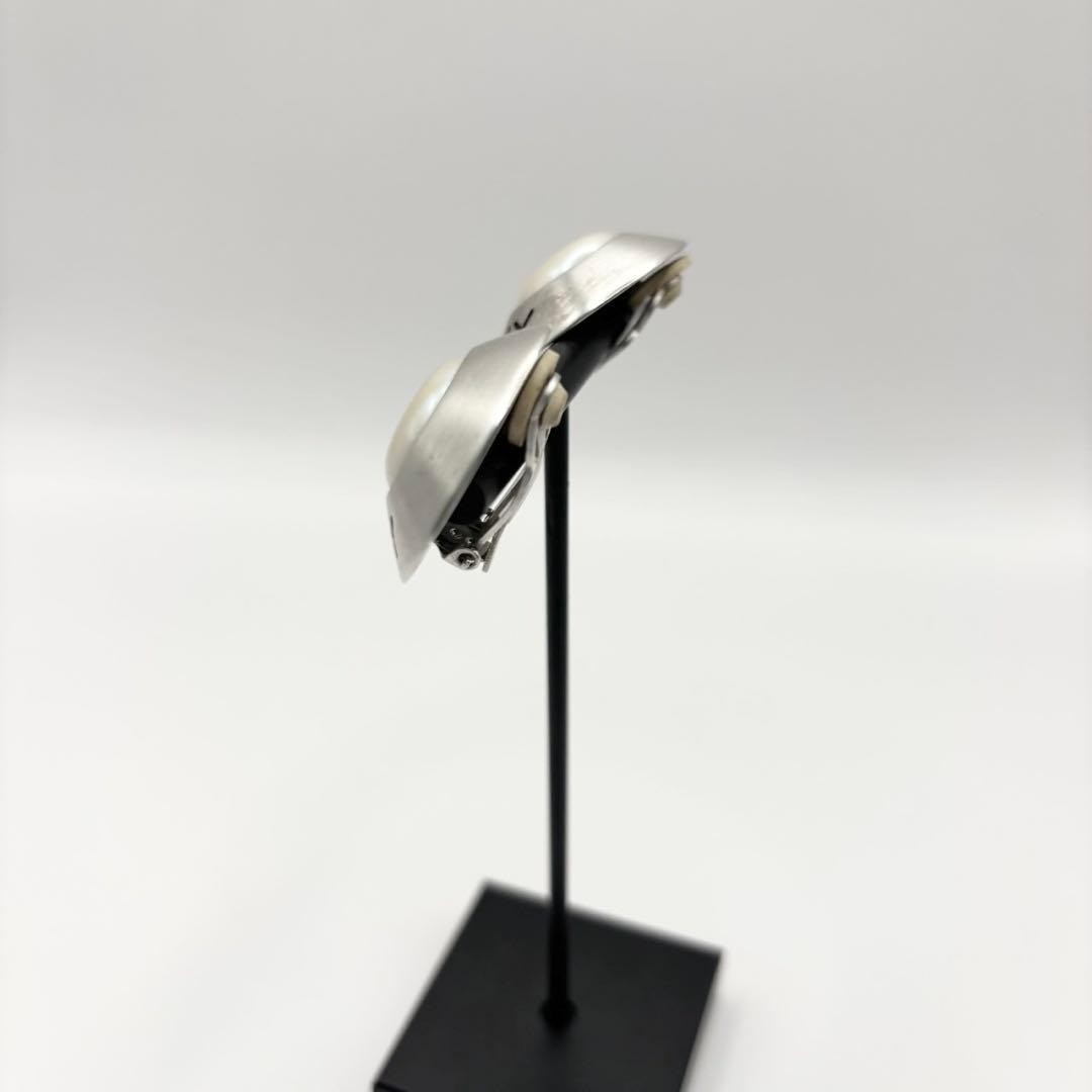 GIVENCHY Pearl earrings circle logo silver GP thumbnail 10