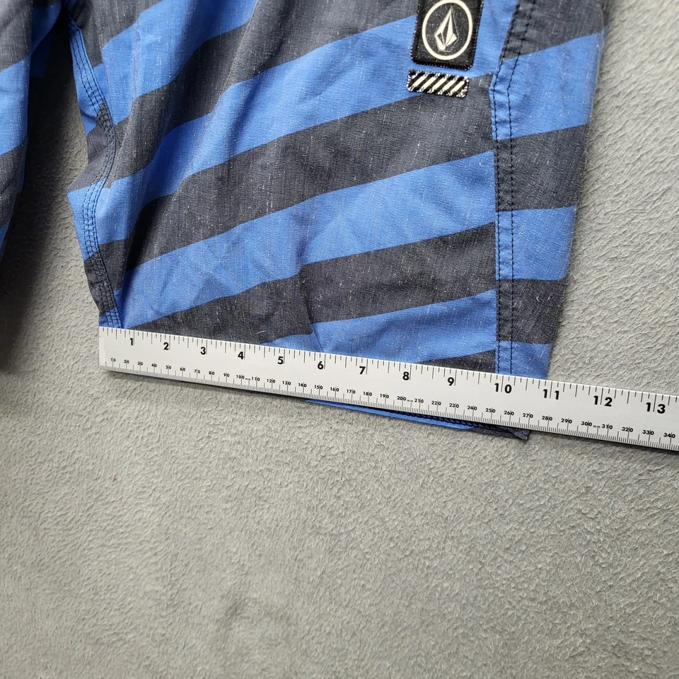 Traje de baño Volcom para hombre 36 azul Board Shorts a rayas con logotipo de piedra ribete en contraste Foto 4 de 4