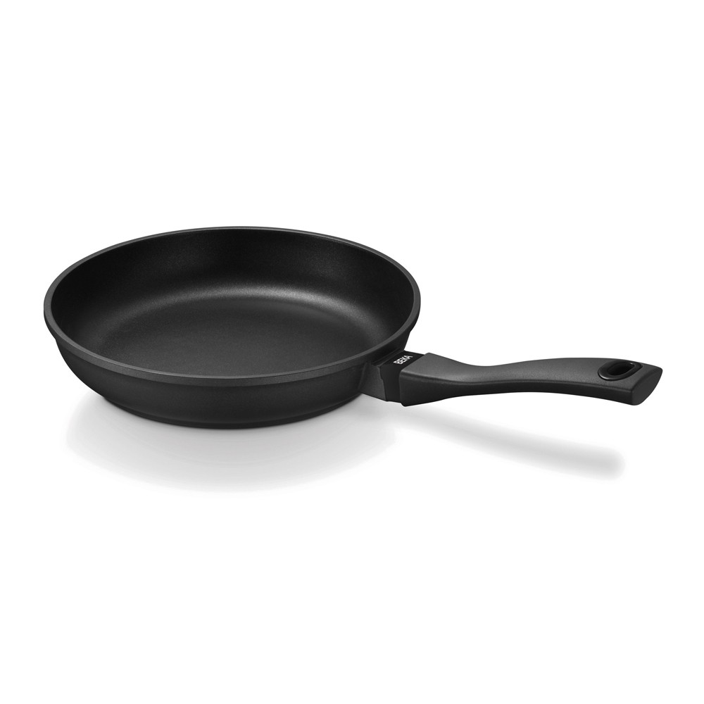Poêle Energy 24 cm fonte d'aluminium BEKA pour éliminer les aliments qui collent au fond