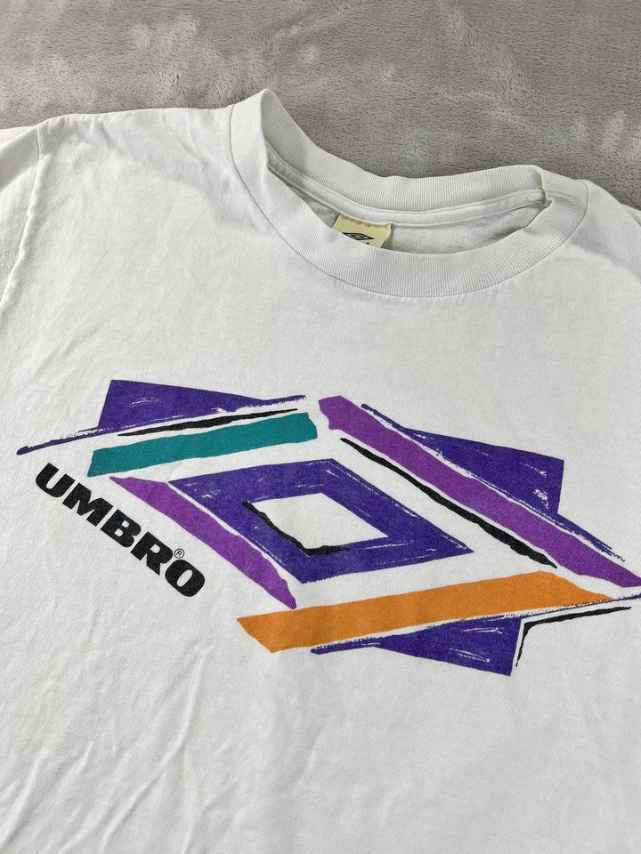 Camisa Umbro De Colección Para Hombre Mediana Blanca Años 90 Gráfico Geométrico Hecha en Fútbol EE. UU. Foto 2 de 4