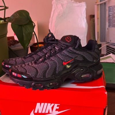 Nike Air Max Plus Men's Low Top Lace Up Sneakers Black Red Athletic